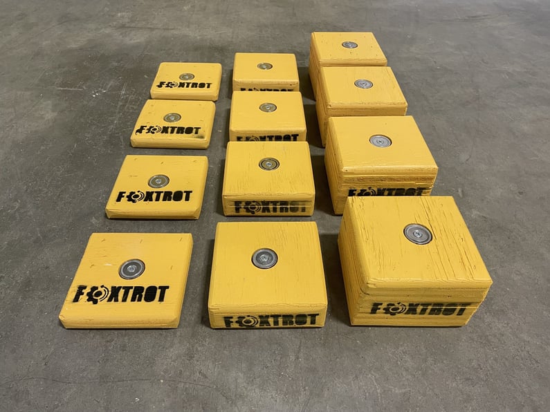 12 yellow wodden blocs of different heights